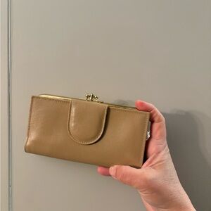 Classic Women’s Tan Leather Buxton Wallet Vintage like new condition